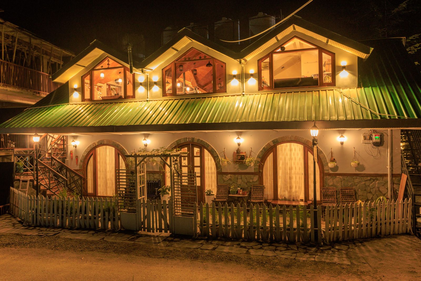Roots & Rustle by night